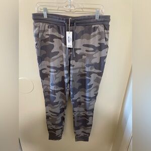 ✨NWT Natural Reflections Camo Joggers Size S